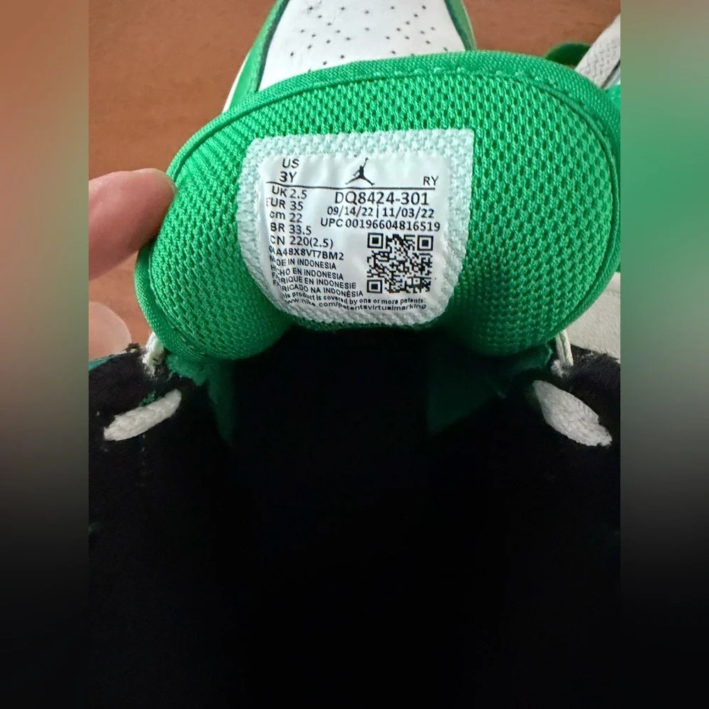Nike Kids Sneakers in Green and White - Picture 5 of 5